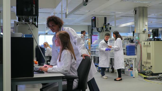 生物学家小组实验服科学实验实验室
