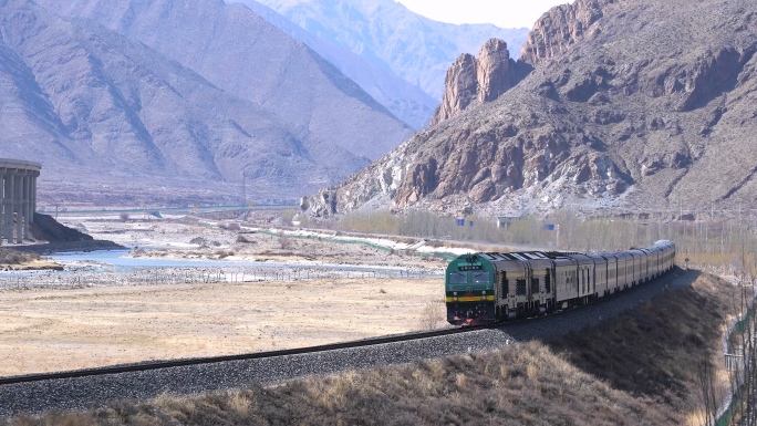 青藏铁路拉萨河大桥内燃机头西藏美景4K