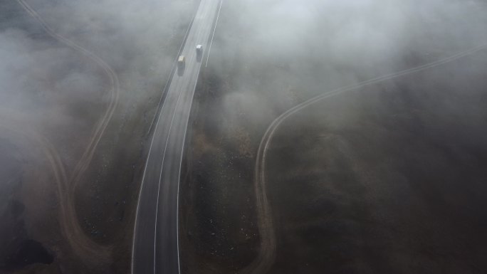 汽车行驶在雾蒙蒙的道路上