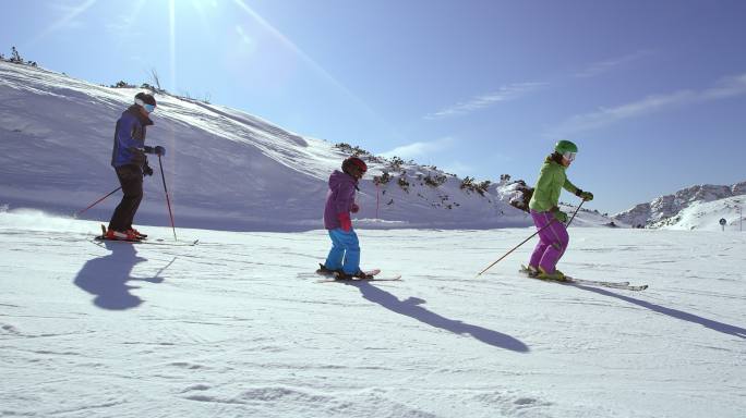 父母教孩子滑雪