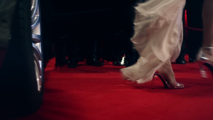红毯上的女演员美女模特演出裙子高跟鞋