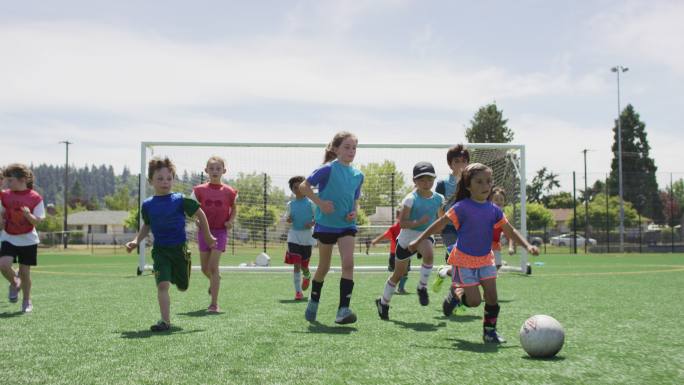 孩子们在一起踢球小学生运动场外国学校