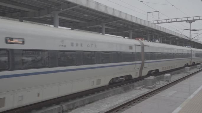 怀化南站高铁站和谐号动车火车进站
