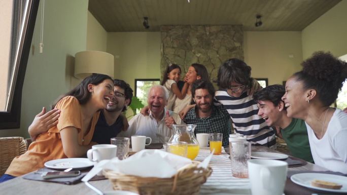 幸福的多代家庭多代家庭幸福餐桌