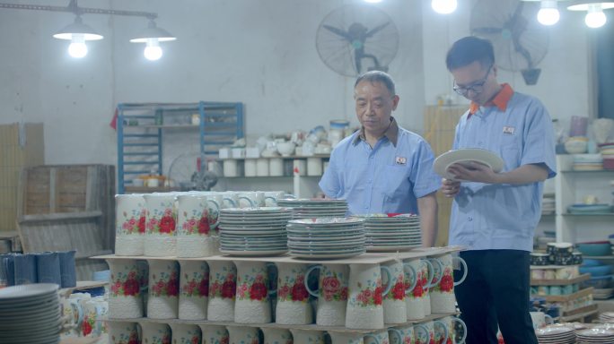 陶瓷手艺人窑炉烧制瓷器