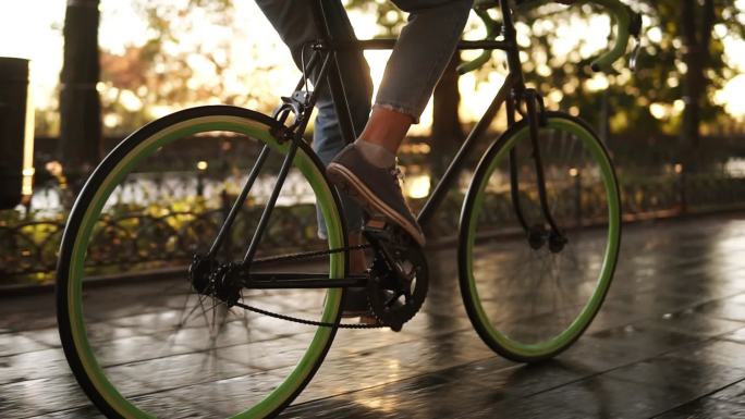 在早晨骑着自行车悠闲生活夕阳下骑行