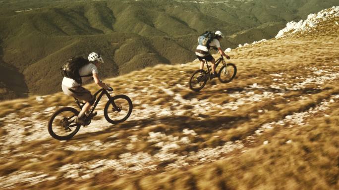 山地车骑行在高原上的空中拍摄