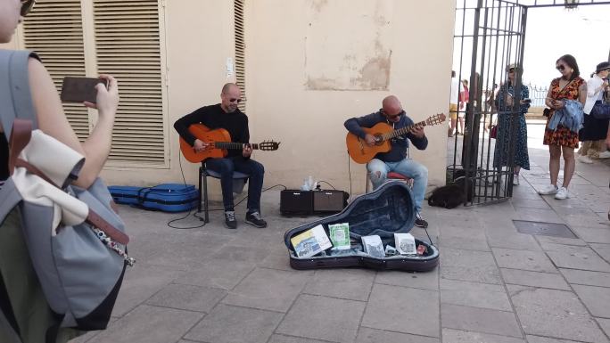 国外街边卖唱歌手户外吉他歌手国外街头