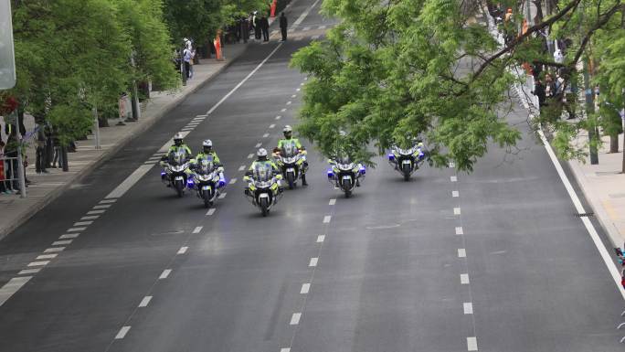 警车开路摩托车队