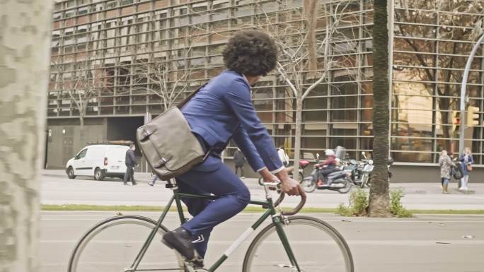 商人骑自行车在城里上下班的慢镜头