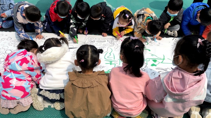 【4K】幼儿园小朋友画画迎接春天