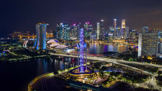 夜幕下新加坡商业区的一幕