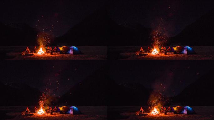 一群朋友坐在营火旁
