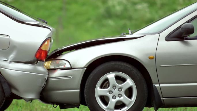追尾碰撞汽车追尾慢镜头发生车祸升格汽车保