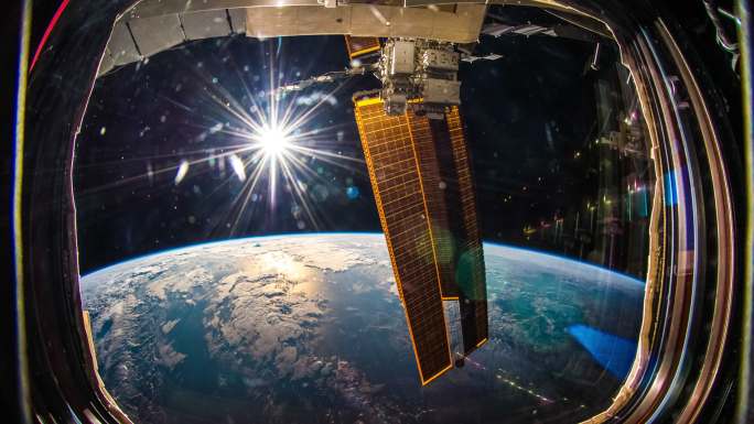 从太空看地球。太阳能电池板空间站空间探索