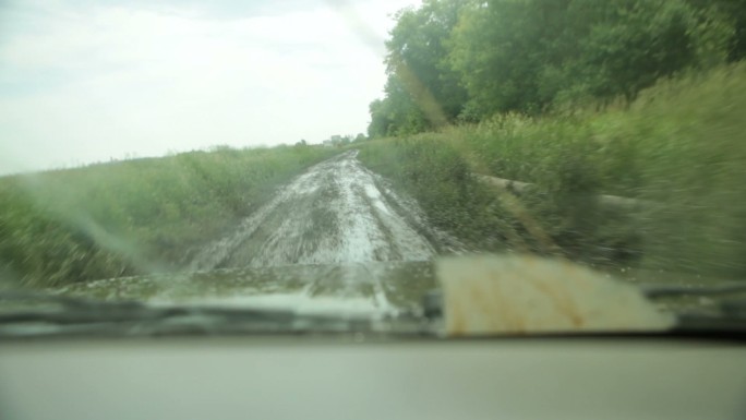 卡车行驶在泥泞的道路上
