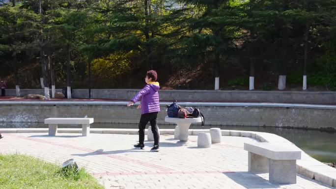 公园练习广场舞健身操的老人