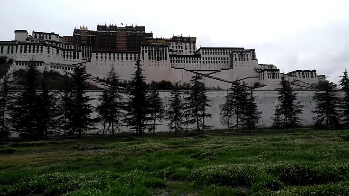 西藏布达拉宫喷泉美景