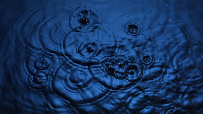 水滴滴落在水面上蓝色彩墨中国风下雨滴水