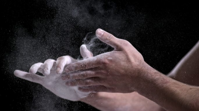 体操运动员拍了拍沾满粉的手