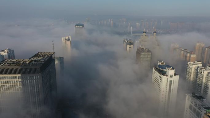 罕见城市平流雾美景