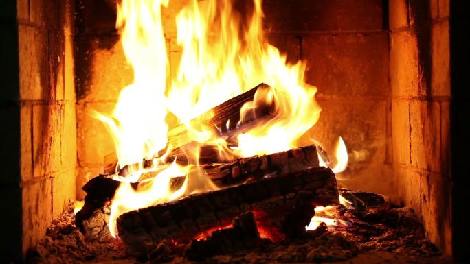 在壁炉里烧木头。