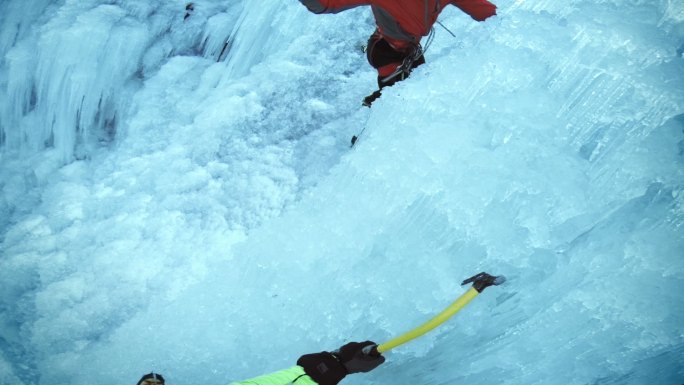 登山者攀冰握手爬山雪山南极北极探险极限