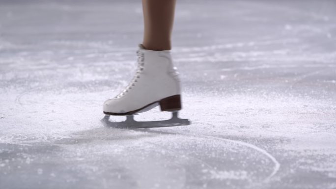 女子花样滑冰冰刀特写花滑运动员