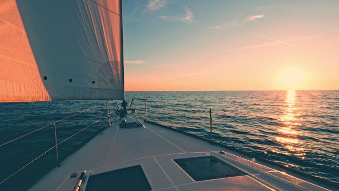 日落时航行的帆船宁静的景色日落地平线