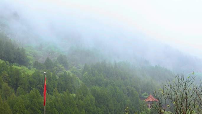 4K大山深处雨中的寺庙