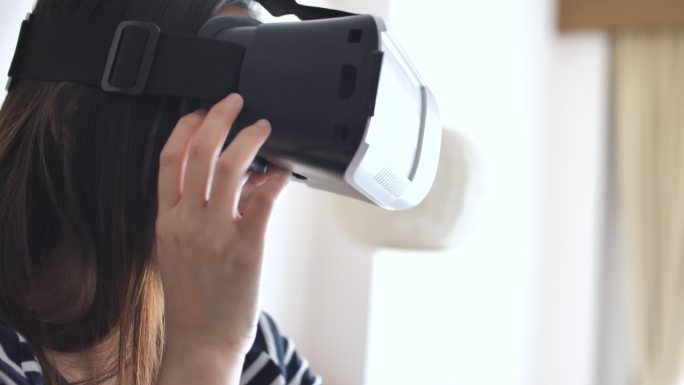 在家使用VR眼镜未来科技全息视频虚拟科技