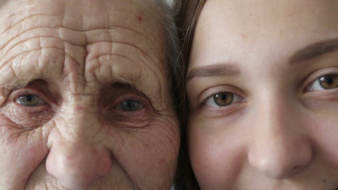 老面孔和年轻面孔。奶奶和孙女看着镜头。