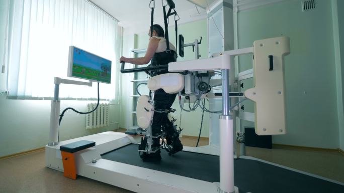 截瘫病人正在一个特殊的模拟器上练习走路