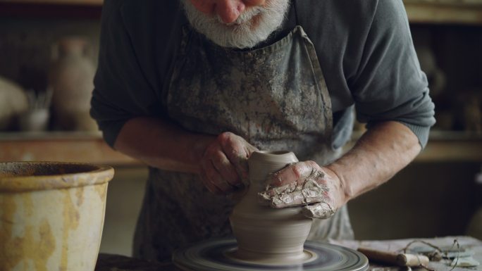 专心工作的陶艺师匠心匠人外国人