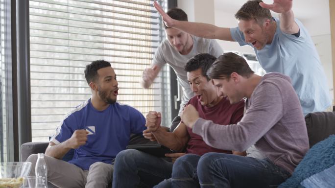 五个男人在数字平板电脑上看游戏