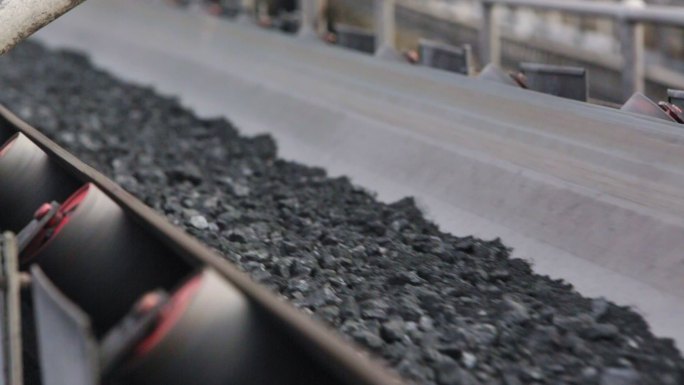 输送带上的加工煤生产线供应链产业链