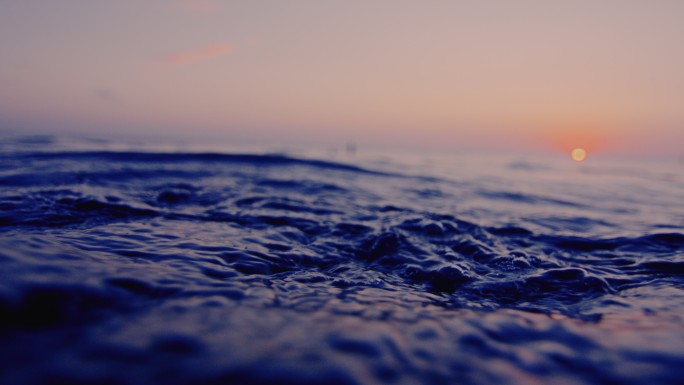 夕阳下的冲浪者随波逐流水面海面翻滚