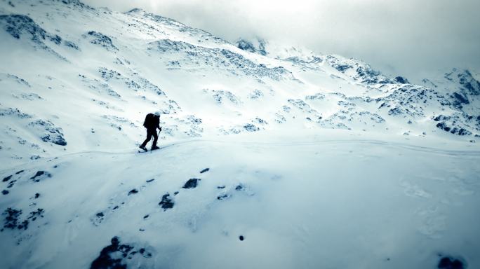 在山脊上空飞行滑雪