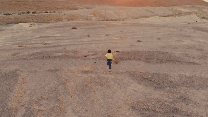 航拍在以色列死海荒漠中向着朝阳奔跑空境