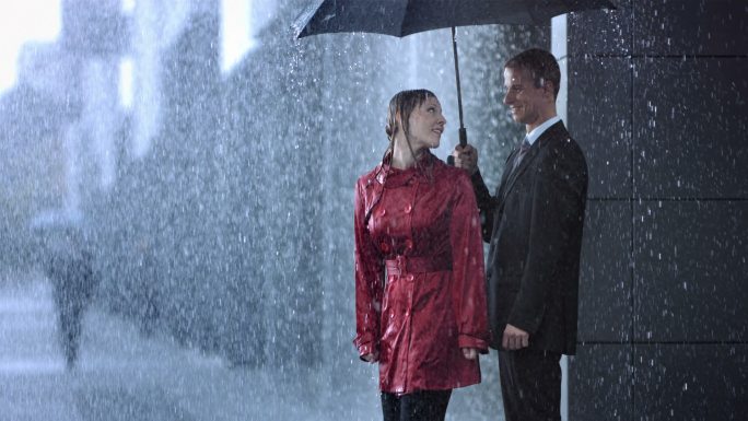 伞淋雨外国人情侣爱情