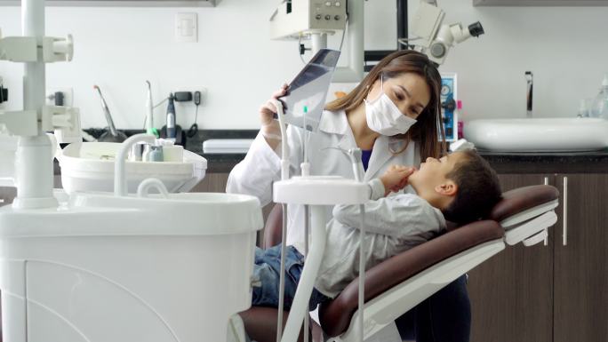 儿科牙医和她的小病人交谈