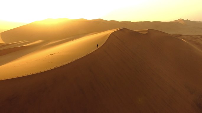 沙丘沙漠行走脚印一个人孤身沙漠夕阳日落徒