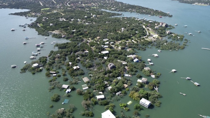 奥斯汀洪灾摧毁并淹没了数百栋房屋