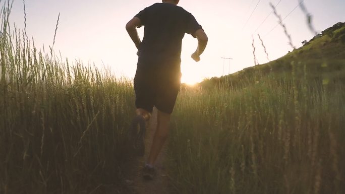 山路上奔跑的男人慢跑跑步积极的生活方式