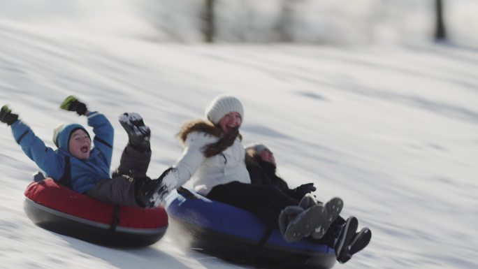 在滑雪的一家人冬天冬景雪景雪地冰上运动雪