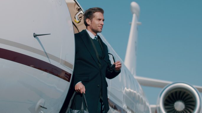 下飞机的男人富豪富商商人商业老板出差差旅