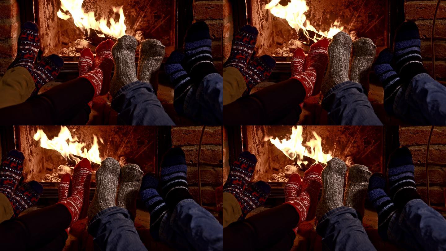 朋友们在壁炉边暖脚