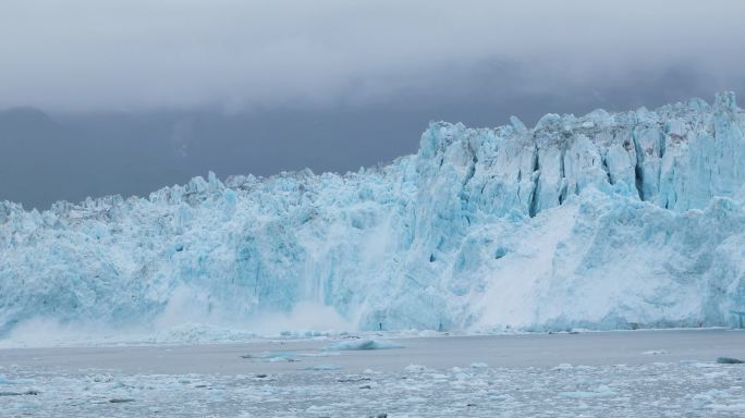 冰落入大海全球变暖碳排放雪崩