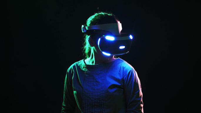 一个戴着VR头戴式耳机的女人