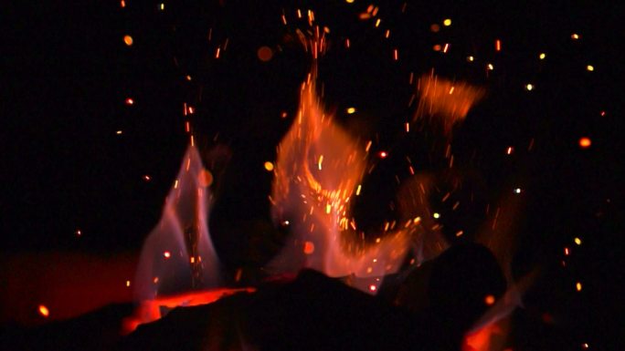 火焰（超慢镜头）烹饪鲜艳的颜色篝火壁炉